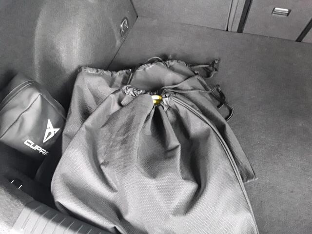 Cupra Formentor 1.4 e-Hybrid Business 204PK | 1e Eigenaar | Dealer Onderh. | BTW | 2 Laadkabels | Sfeer | Donkere Hemel | Stoel/Stuur Verwarming | Carplay | Ad Cruise | Full Led | Keyless | PDC