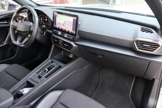 Cupra Formentor 1.4 VZ Black Edition 2e Eigenaar | Dealer Onderh | BTW | Trekhaak | 360'Cam | Cupra Knop | Sfeer | 2 Laadkabels | Memory | Elek Stoel+Klep | Carplay | Full Led | Navi | PDC | Ad Cruise