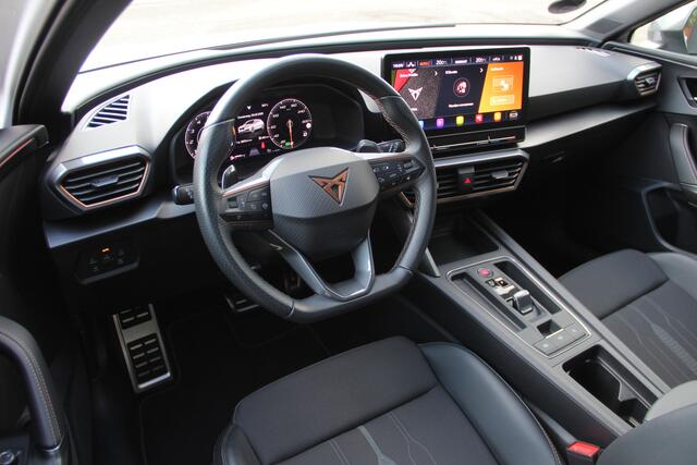 Cupra Leon Sportstourer 2.0 TSI VZ 300Pk Keyless-Go | Apple CarPlay | ACC | Lane Assist | ECC | Navi | Stoel-Stuurverwarming | LMV19" |Sportstoelen | Goede banden | Sfeerverlichting | Zeer nette auto