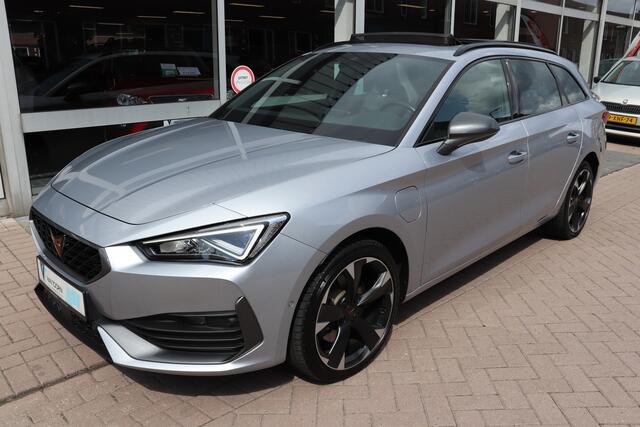 Cupra Leon Sportstourer 1.5 eTSI Business Edition Automaat. Panorama dak, sfeer verlichting, navigatie.