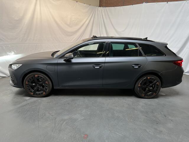 Cupra Leon Sportstourer 1.4 e-Hybrid VZ Performance / AUTOMAAT/ PANO/ 245 PK/ 19" LMV/ FULL LINK/ ADAPT. CRUISE/ DIGITAL DASH/ PARK. SENSOREN + CAMERA/ RIJ-MODI/ STOEL-STUUR VERWARM./ NAVI/ MATRIX/ DAB/ 3-ZONE CLIMA