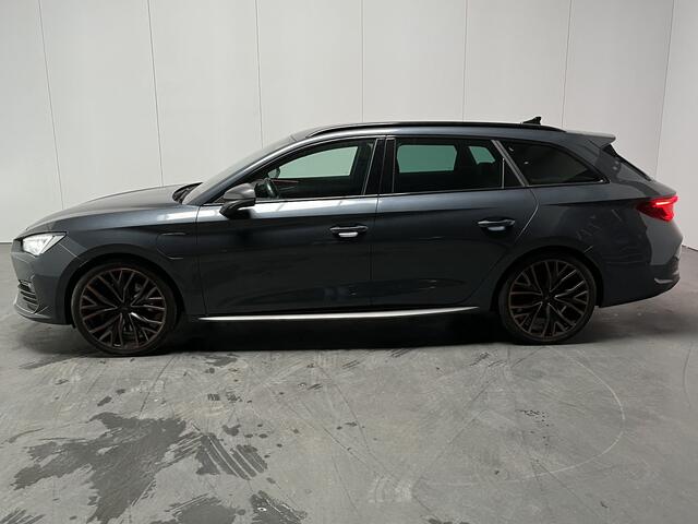 Cupra Leon Sportstourer 1.4 e-Hybrid VZ Performance / AUTOMAAT/ 245 PK/ PARK. SENSOREN/ LED/ KEYLESS/ CRUISE/ FULL LINK/ STOEL-STUURVERWARM./ NAVI/ CLIMA/ DAB/ 19" LMV