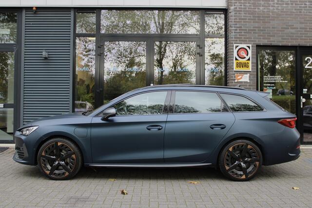 Cupra Leon Sportstourer 1.4 e-Hybrid 180kW VZ Copper Edition Pano/LED/Leder/Kuipstoelen/Camera/Keyless/DCC/ACC/Virtual Cockpit/Dodehoek/19"