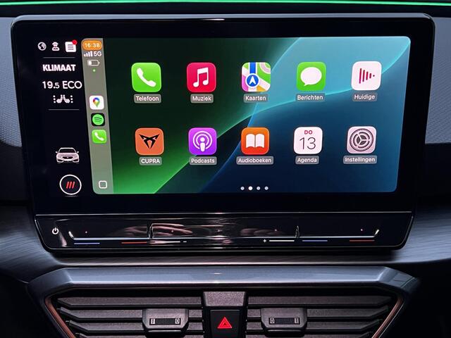 Cupra Leon Sportstourer 1.4 e-Hybrid VZ Copper Edition Automaat / Navigatie / Elektrische trekhaak 1.500 kg / Elektrische klep / Sportstoelen / Stuur- en stoelverwarming / Apple Carplay Android / 19" LM wielen /