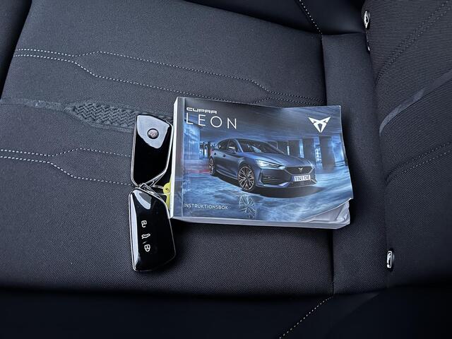 Cupra Leon Sportstourer 1.4 e-Hybrid VZ Copper Edition Automaat / Navigatie / Elektrische trekhaak 1.500 kg / Elektrische klep / Sportstoelen / Stuur- en stoelverwarming / Apple Carplay Android / 19" LM wielen /