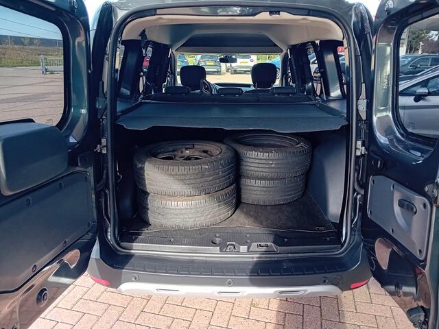 Dacia DOKKER 1.6 SCe Stepway, Airco, Multimediasysteem, Navigatie, Cruise control, Bluetooth, Parkeersensoren, Camera, Elektrische ramen en spiegels, Winter en zomer set, Nette auto, BOVAG