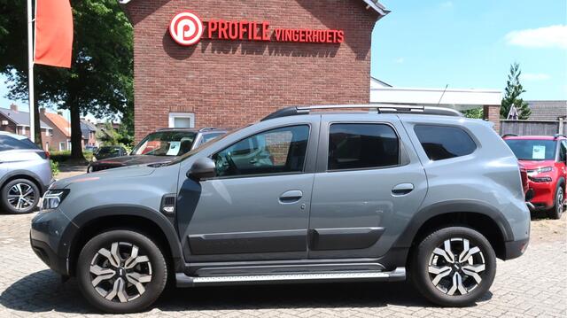 Dacia DUSTER 150 Pk Benzine *** AUTOMAAT * Ruige Stoere Journey Uitvoering * Navigatie * Achteruitrij Camera * Stoelverwarming * Dodehoekdetector * Climate & Cruise Control * Hoge Zit * Stoere Kleur * Vingerhoets; Vierde Generatie Eersteklas Service !