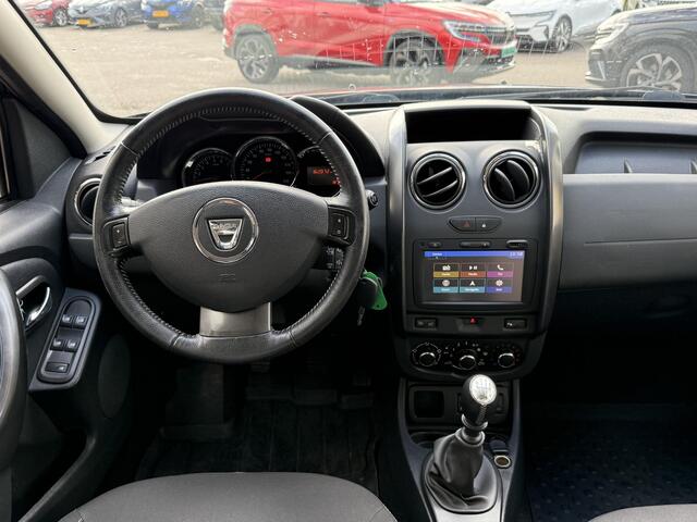 Dacia DUSTER 1.5 dCi S&S 4x2 Prestige | Trekhaak | Navigatie | Achteruitrijcamera | Cruise Control | Stoelverwarming | Airco | Parkeersensoren | Lichtmetaal | BT-Telefoonfunctie |