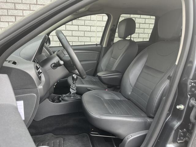 Dacia DUSTER 1.2 TCe 4x2 Blackshadow | Dealer onderhouden | Trekhaak | Stoelverwarming | Achteruitrijcamera | Navigatie |