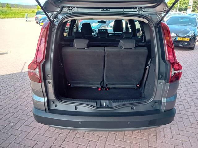 Dacia Jogger 1.6 Hybrid 140 Extreme 7p. Automaat, Airco(automatisch), Carplay/Android auto, Navigatie, Parkeersensoren, Camera, Cruise control, Stoelverwarming, Dode hoek detector, Elektrische ramen en spiegels, Keyless, Regensensor, Dimlicht automatisch, 1e eigenaar,