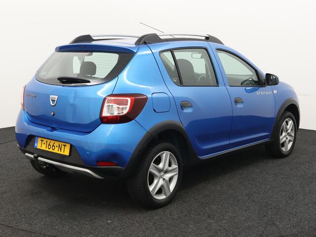 Dacia SANDERO 0.9 TCe Stepway Lauréate Trekhaak hoge instap airco centrvergr elecraam audio/aux/stuurbed lmvelg nette auto, met gebruiks sporen, lak beschadiging op de motorkap.