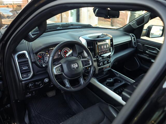 Dodge 1500 Ram 5.7 V8 4x4 Crew Cab Laramie | Luchtvering | stoel/stuur verwarming | 4x4| 22 inch velgen