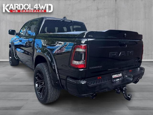 Dodge 1500 Ram 5.7 V8 4x4 Crew Cab Laramie | GEHEEL RIJKLAAR!!! | Model24 BPM VRIJ!| Elektr. treeplanken | Head-up | 360gr camera| Panorama | Trekhaak | WIDE BODDY | 4PLAY 22INCH velgenset | LPG| | NIEUWE AUTO | Geheel rijklaarprijs | DIRECT RIJDEN |