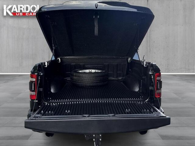 Dodge 1500 Ram 5.7 V8 4x4 Crew Cab Laramie | GEHEEL RIJKLAAR!!! | Model24 BPM VRIJ!| Elektr. treeplanken | Head-up | 360gr camera| Panorama | Trekhaak | WIDE BODDY | 4PLAY 22INCH velgenset | LPG| | NIEUWE AUTO | Geheel rijklaarprijs | DIRECT RIJDEN |