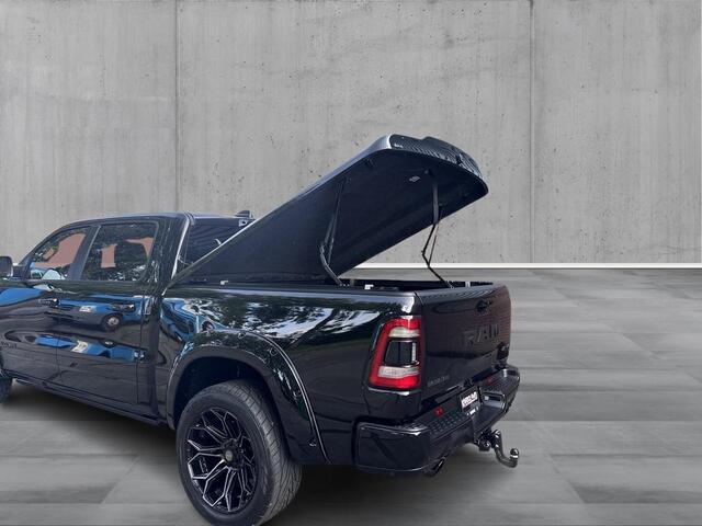 Dodge 1500 Ram 5.7 V8 4x4 Crew Cab Laramie | GEHEEL RIJKLAAR!!! | Model24 BPM VRIJ!| Elektr. treeplanken | Head-up | 360gr camera| Panorama | Trekhaak | WIDE BODDY | 4PLAY 22INCH velgenset | LPG| | NIEUWE AUTO | Geheel rijklaarprijs | DIRECT RIJDEN |