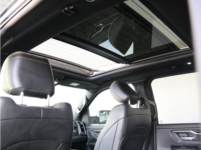 Dodge 1500 Ram 5.7 V8 4x4 Crew Cab Laramie Night | Panoramadak | Luchtvering | Groot Navigatie | Elektrisch Sidebars |