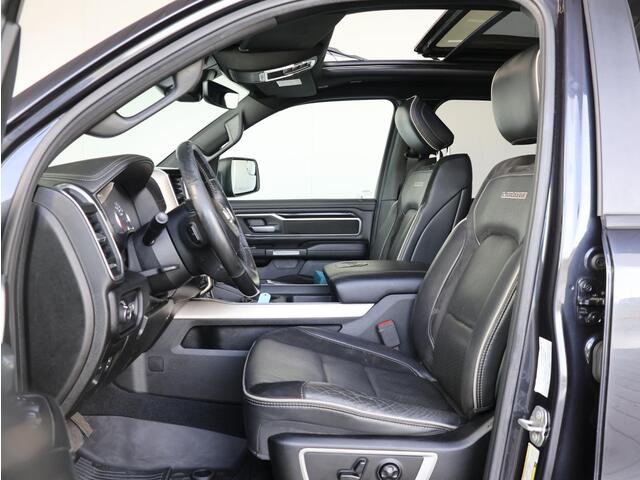 Dodge 1500 Ram 5.7 V8 4x4 Crew Cab Laramie Night | Panoramadak | Luchtvering | Groot Navigatie | Elektrisch Sidebars |