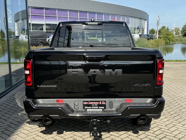 Dodge RAM PICKUP Laramie Night Premium Hurricane | H&K | Elektrische treeplanken