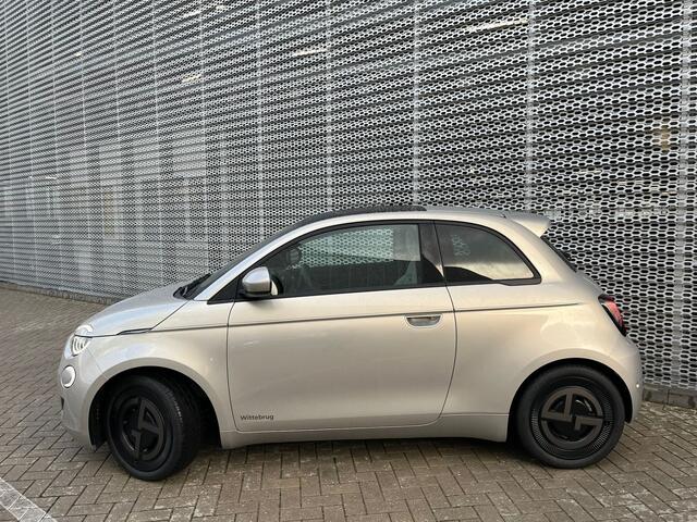 Fiat 500 Giorgio Armani Edition 42 kWh | Stoelverwarming | Panoramadak | 17 inch lichtmetalen velgen | Adaptive cruise control | Connected services |