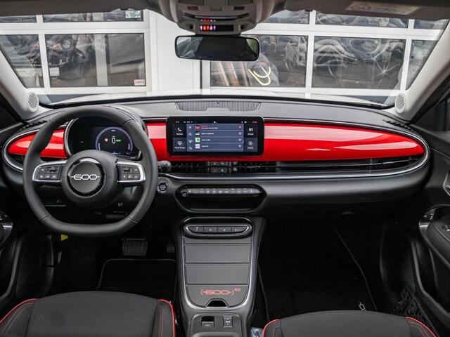 Fiat 600 600e RED 54 kWh | Mega scherpe Prijs, zolang de voorraad strekt ! | Gratis Wallbox