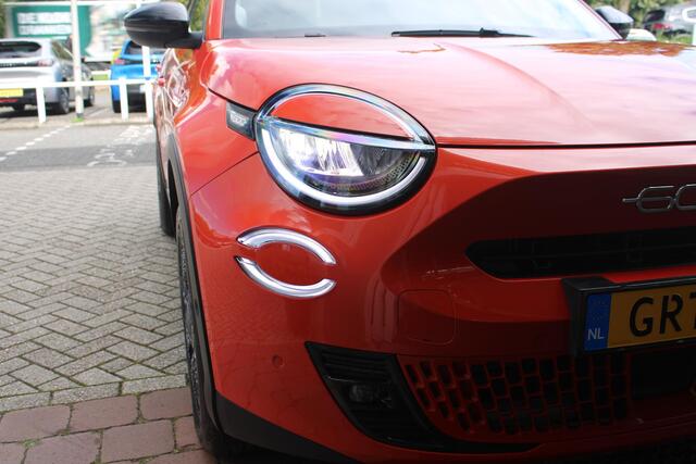 Fiat 600 1.2 110PK Hybrid LA PRIMA | NAVIGATIE | LEDEREN BEKLEDING | ELEKTRISCH BEDIENBARE BESTUURDERSSTOEL MET MASSAGE FUNCTIE | VOORSTOELEN VERWARMD | KEYLESS ENTRY | ADAPTIVE CRUISE CONTROL | SCHAKELFLIPPERS | APPLE CARPLAY | ACHTERUITRIJ CAMERA | DODEHOEKDETEC