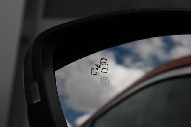 Fiat 600 1.2 110PK Hybrid LA PRIMA | NAVIGATIE | LEDEREN BEKLEDING | ELEKTRISCH BEDIENBARE BESTUURDERSSTOEL MET MASSAGE FUNCTIE | VOORSTOELEN VERWARMD | KEYLESS ENTRY | ADAPTIVE CRUISE CONTROL | SCHAKELFLIPPERS | APPLE CARPLAY | ACHTERUITRIJ CAMERA | DODEHOEKDETEC