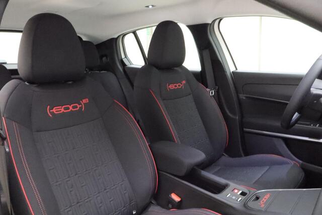 Fiat 600 600e RED 54 kWh | Navigatie via Carplay | 3-fase lader | Parkeersensoren achter | Keyless start | Cruise control