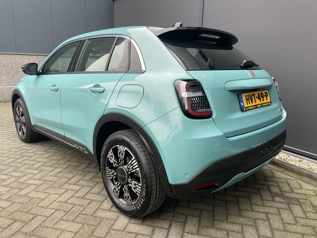 Fiat 600 1.2 Hybrid Urban Climate control - Cruise control - Parkeersensoren - Achteruitrijcamera - Navigatie - Bluetooth - Apple carplay - Keyless entry and start - Dodehoek detector - Regensensor - stuur multifunctioneel