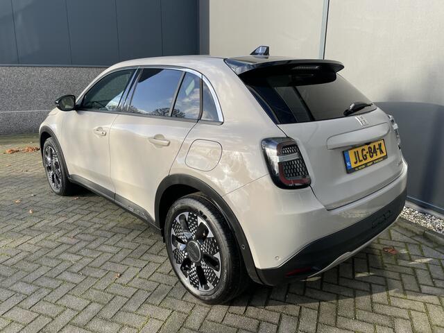 Fiat 600 1.2 Hybrid La Prima 136 pk Achteruitrijcamera - Airco - Apple carplay - Bluetooth - Cruise control - Navigatiesysteem - Parkeersensoren voor en achter - Dodehoek detector - Keyless start and entry - Voorstoelen verwarmd - Mistlampen voor - Stuur multifun