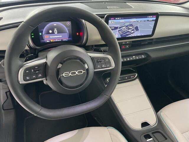 Fiat 600 1.2 Hybrid La Prima 136 pk Achteruitrijcamera - Airco - Apple carplay - Bluetooth - Cruise control - Navigatiesysteem - Parkeersensoren voor en achter - Dodehoek detector - Keyless start and entry - Voorstoelen verwarmd - Mistlampen voor - Stuur multifun