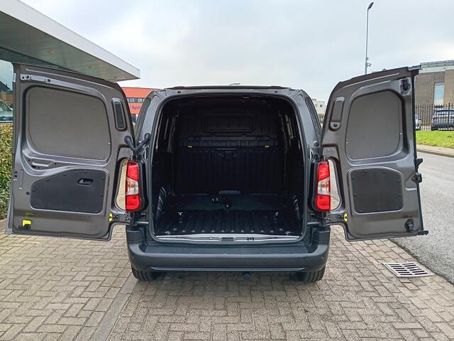 Fiat DOBLO 1.5D 100pk L1 1000kg, Airco, PDC, Camera, Trekhaak incl. 12 mnd BOVAG-garantie 3-zitplaatsen