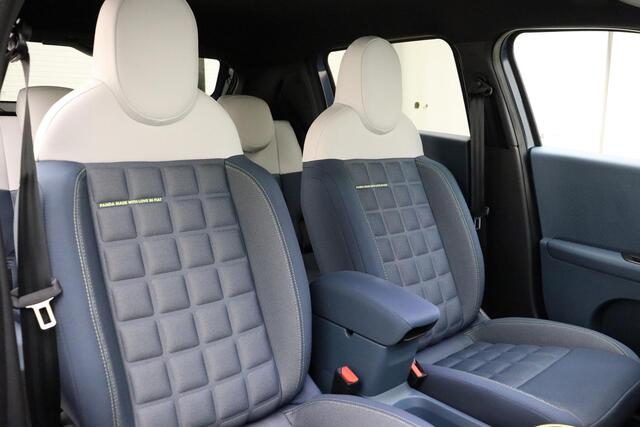 Fiat PANDA Grande 1.2 Hybrid La Prima | Demo | Automaat | NIEUW MODEL | Navigatie | Stoel & Stuurverwarming | Climate control | Camera | Hoge instap | Dakrails | Lichtmetalen velgen