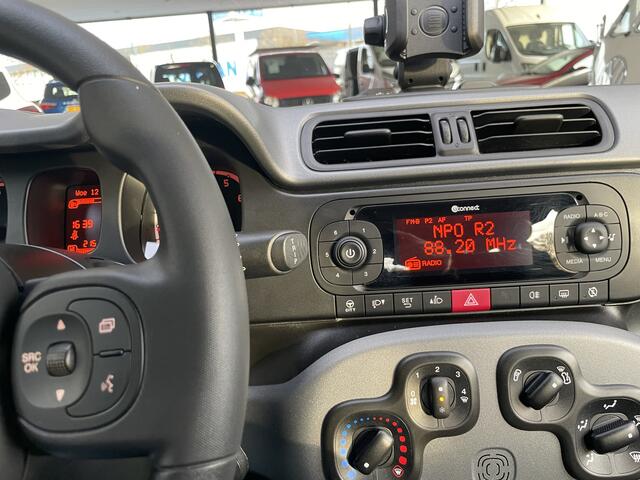 Fiat PANDA 1.0 Hybrid City Life Airco - Parkeersensoren achter - bluetooth - Dakrails - Radio - Centrale vergrendeling met afstandsbediening - Start/ stop systeem