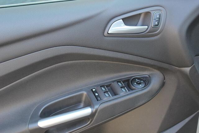 Ford C-MAX 1.5i EcoBoost Titanium Navi/Carplay, Winter Pack, All Season, Climate Control.