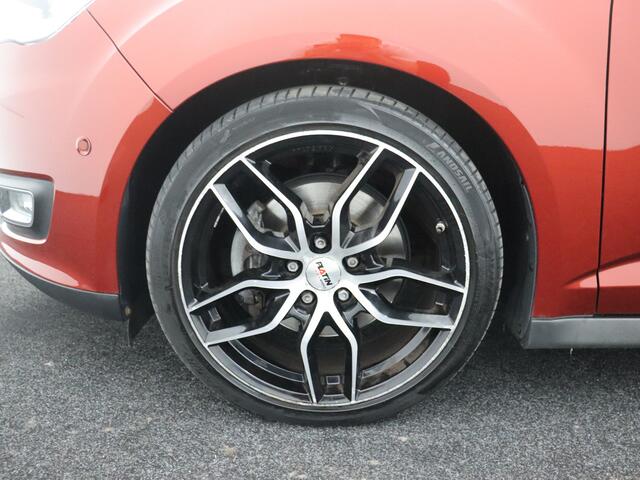 Ford C-MAX 1.5 Titanium Airco, bluetooth, stuur multifunctioneel, verwarmd voorruit, spraakbediening, Elektronische remkrachtverdeling, Elektronisch Stabiliteits Programma Stap in en ervaar hoe praktisch en stijlvol een gezinsauto kan zijn. Deze Ford C-Max 1.5 Titan