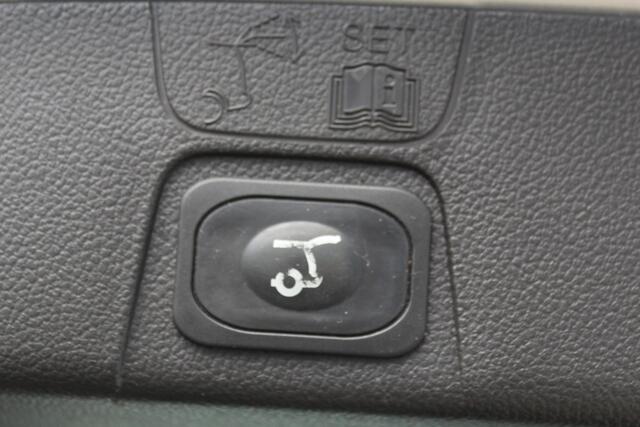 Ford C-MAX 1.0-125pk Titanium. Nette en goed onderhouden hoogzitter ! Volautm. airco dual, panoramadak, parkeersensoren, metallic lak, telefoonvoorb., navigatie, LM wielen,