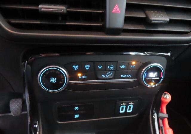 Ford ECOSPORT 125pk EcoBoost Titanium Half Leer Climat Apple Car play Parkeersensoren Dealeronderhouden