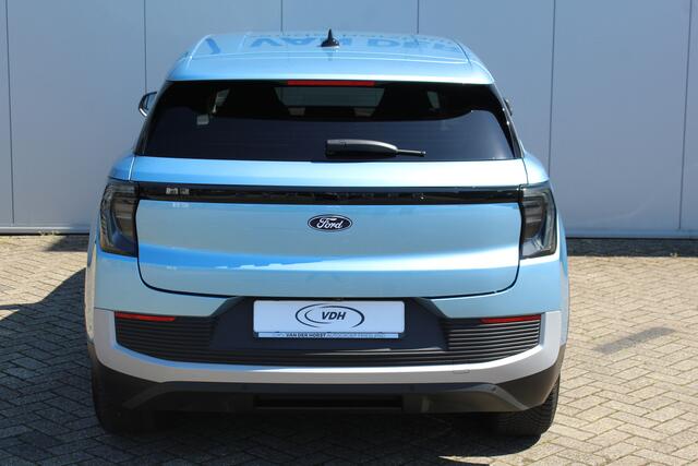 Ford EXPLORER Extended Range RWD 77kWh/286pk. Range 602km WLTP. Van ¤. 47650,- voor ¤. 39895,-. Fabr. garantie t/m 06-10-2028 ! Volautm. airco, elektr. achterklep, navigatie, stoel- en stuurwielverw., adaptieve cruise cntrl, lane- en side assist, 360gr. camera, LM wiel