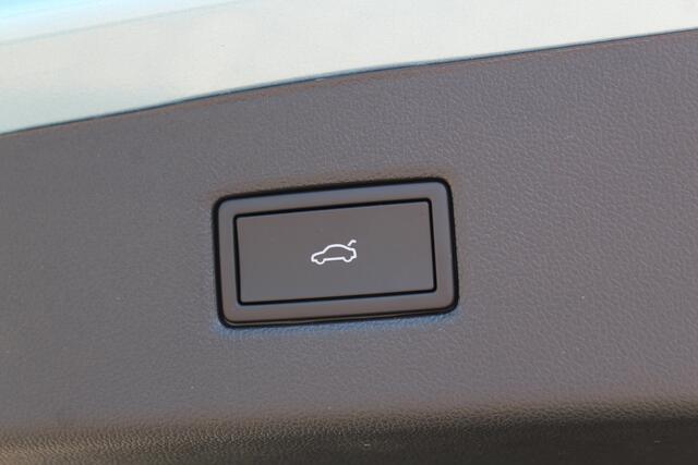 Ford EXPLORER Extended Range RWD 77kWh/286pk. Range 602km WLTP. Van ¤. 47650,- voor ¤. 39895,-. Fabr. garantie t/m 06-10-2028 ! Volautm. airco, elektr. achterklep, navigatie, stoel- en stuurwielverw., adaptieve cruise cntrl, lane- en side assist, 360gr. camera, LM wiel