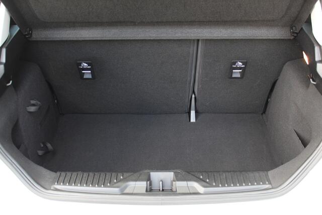 Ford FIESTA 1.1-71pk Trend 5drs. Erg nette Ford Fiesta voor nog jaren rijplezier ! Airco, parkeersensoren achter, navigatie, telefoonvoorb., DAB, inklapbare buitenspiegels etc.