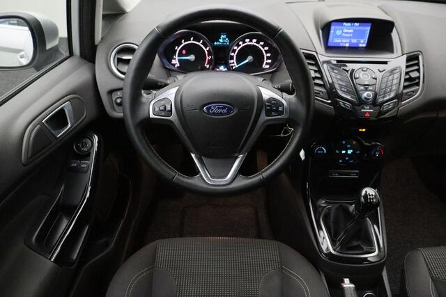 Ford FIESTA 1.0 EcoBoost Titanium 2017 | Airco | Navigatie | Parkeersensoren | Cruise Control | Stuurwiel Bediening | Lichtmetaal | Boekjes | 2 Sleutels | Nationale Autopas