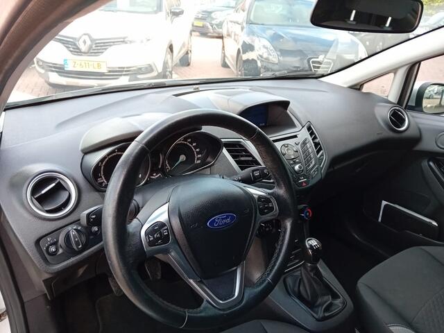 Ford FIESTA 1.0 EcoBoost Titanium, Airco, Multimediasysteem, Bluetooth telefoonverbinding, Cruise control, Parkeersensoren, Navigatie, Stoelverwarming, Verwarmde voorruit, Centrale vergrendeling met AB, Elektrische ramen en spiegels, Lichtmetalen velgen, Nette auto,