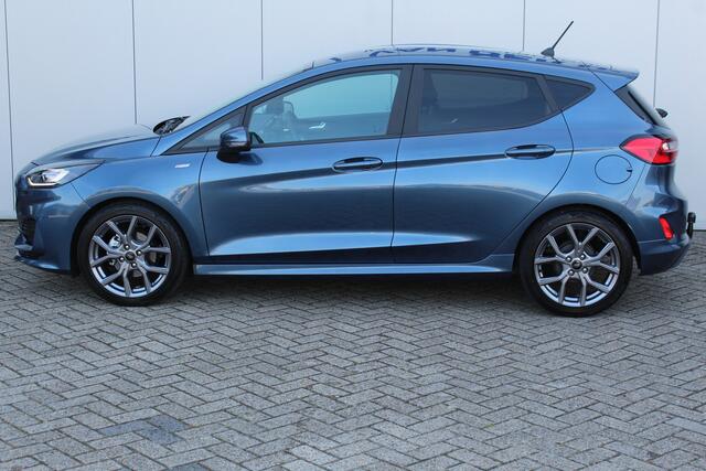 Ford FIESTA 1.0-125pk EcoBoost Mild-Hybrid ST-Line. In nieuwstaat verkerende Ford Fiesta met 125pk van 1e eig. ! Autm. airco, stoel-, stuur- en voorraamverw., LED verl., privacy glass, trekhaak, metallic lak, adaptieve cruise cntrl, navigatie by Apple/Android