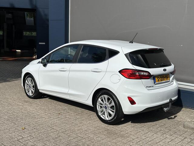 Ford FIESTA 1.0 EcoBoost Hybrid Titanium | Lage Km stand 25000 | Trekhaak | All Season banden | Climate control | Navigatie | Stoel / Suur en Voorruit verwarming | Cruise control | LED Apple Carplay/ Android Auto Parkeersensoren