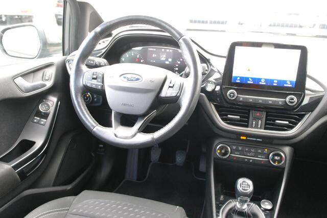 Ford FIESTA 1.0 EcoB. Titanium Navigatie Cruise , PDC , Bovag Garantie 6 Maanden
