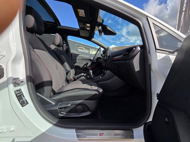 Ford FIESTA 1.0 ST-Line PANORAMADAK|NAVIGATIE|CAMERA|CRUISE CONTROL|STOEL&STUUR VERWARMING|ECC/AIRCO|PDC ACHTER|17 INCH|DEALERE ONDERHOUDEN Maandag tot Vrijdag geopend van 09.00 tot 20.00 uur en Zaterdag van 09.00 tot 18.00 uur