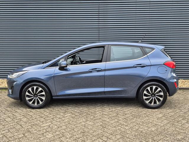 Ford FIESTA 1.0 EcoBoost Hybrid Titanium | Parkeersensoren | Keyless Entry | Stoel en Stuurverwarming | Voorruitverwarming | Navigatie via Apple Carplay of Android Auto |