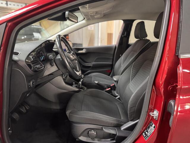 Ford FIESTA 100pk Titanium Navigatie Climat Cruise Trekhaak Parkeersensoren Dealeronderhouden 5drs