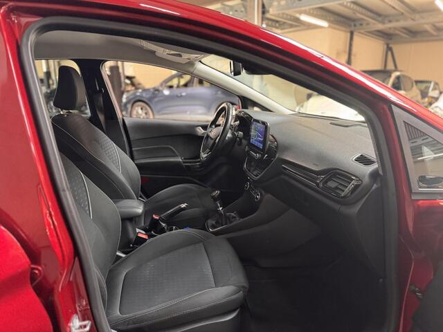 Ford FIESTA 100pk Titanium Navigatie Climat Cruise Trekhaak Parkeersensoren Dealeronderhouden 5drs