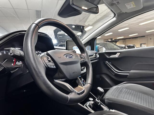 Ford FIESTA 1.0 EcoBoost Titanium/ DEALER ONDERHOUDEN!/ B&O/ Camera/ 17'' LMV/ Keyless/ Lane-Assist./ Panorama-Dak/ PDC V+A/ Chroom/ Apple + Android/ DAB+/ Navi/ Clima/ Cruise/ Multi. LEDER. Stuur/ Mistl.